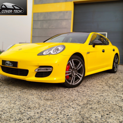 Passage van deze Porsche Panamera in Gloss Yellow-O op de gehele carrosserie, maar ook in Gloss Black op zowel het dak als de spiegels.