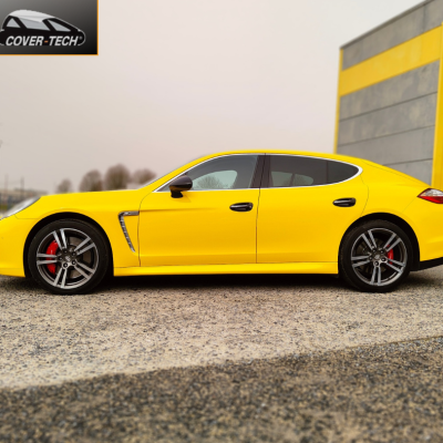 Passage van deze Porsche Panamera in Gloss Yellow-O op de gehele carrosserie, maar ook in Gloss Black op zowel het dak als de spiegels.