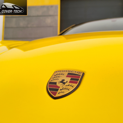 Passage van deze Porsche Panamera in Gloss Yellow-O op de gehele carrosserie, maar ook in Gloss Black op zowel het dak als de spiegels.