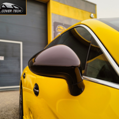 Passage van deze Porsche Panamera in Gloss Yellow-O op de gehele carrosserie, maar ook in Gloss Black op zowel het dak als de spiegels.