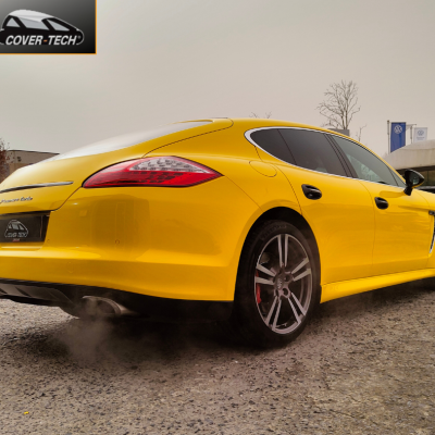 Passage van deze Porsche Panamera in Gloss Yellow-O op de gehele carrosserie, maar ook in Gloss Black op zowel het dak als de spiegels.