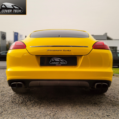 Passage van deze Porsche Panamera in Gloss Yellow-O op de gehele carrosserie, maar ook in Gloss Black op zowel het dak als de spiegels.