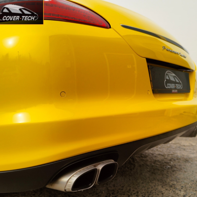 Passage van deze Porsche Panamera in Gloss Yellow-O op de gehele carrosserie, maar ook in Gloss Black op zowel het dak als de spiegels.