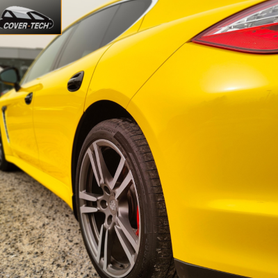 Passage van deze Porsche Panamera in Gloss Yellow-O op de gehele carrosserie, maar ook in Gloss Black op zowel het dak als de spiegels.