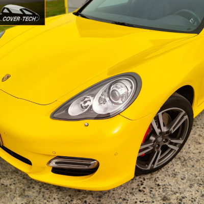 Passage van deze Porsche Panamera in Gloss Yellow-O op de gehele carrosserie, maar ook in Gloss Black op zowel het dak als de spiegels.